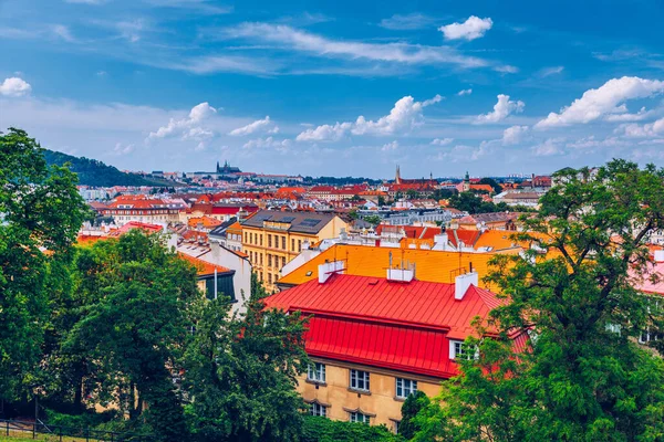 Vista del Castillo de Praga sobre el techo rojo desde el área de Vysehrad al atardecer — Foto de Stock