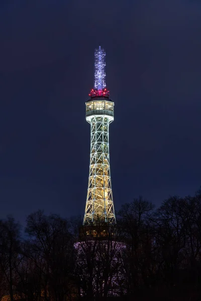 Wieża widokowa Petrin w Pradze w nocy. Praga Lookout towe — Zdjęcie stockowe