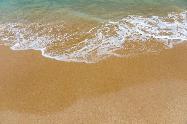 砂浜の青い海の波。砂浜の青い海の柔らかい波 — ストック写真