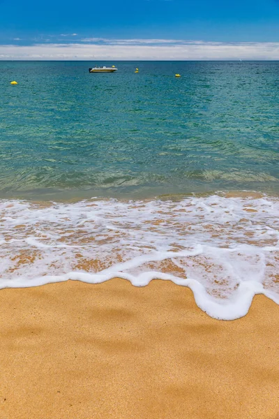 Blue Ocean Wave på sandstrand. Mjuk våg av blått hav på Sandy — Stockfoto