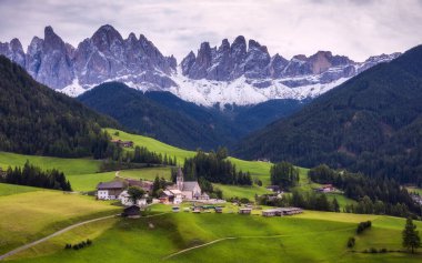 Imressive Dolomites dağlar ve geleneksel köyler. Kuzeyinde