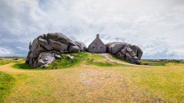 Meneham Köyü, Kerlouan, Finistère kayalarda arasında ev,