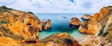 Alvor kasabasında altın renkli kayalar ile çarpıcı plaj görünümü , A