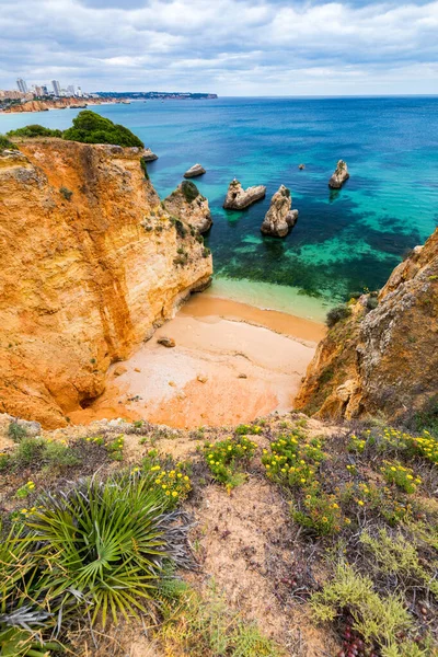 View of stunning beach with golden color rocks in Alvor town, A — стоковое фото