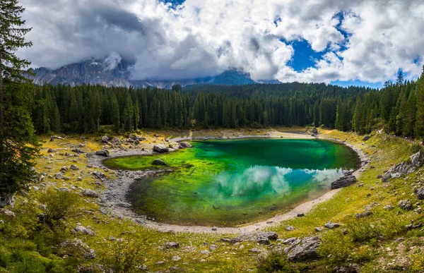 Karersee (Lago di Carezza), es un lago en los Dolomitas en el sur — Foto de Stock
