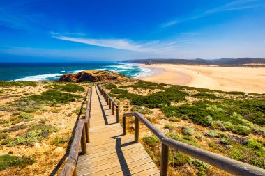 Praia da Bordeira ve ti iz parçası oluşturan boardwalks