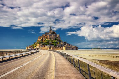 Güzel panoramik manzara, ünlü Le Mont Saint-Michel'in gelgit