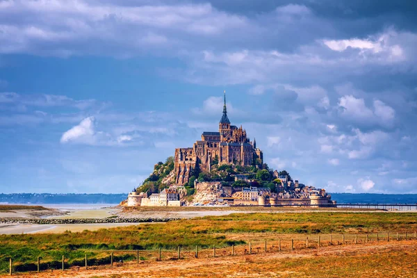 Saint Michael's Mount is een eiland gemeente in Normandië. De isla — Stockfoto