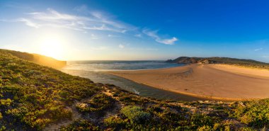 Praia da Amoreira, Aljezur Bölgesi 'ne giden tahta yol.,