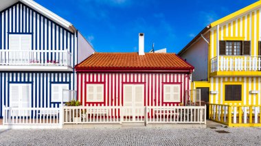 Costa Nova, Aveiro, Portekiz renkli evler ile Sokak. Str