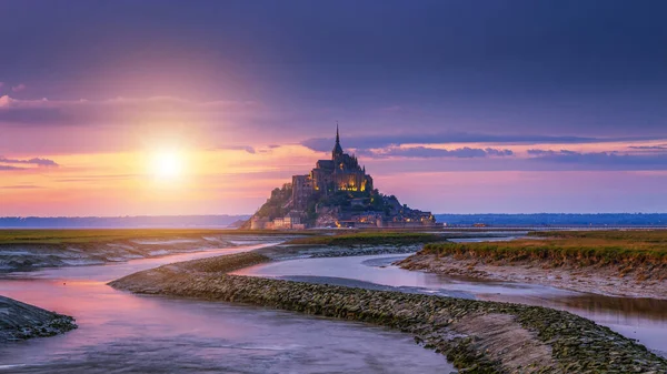 Hermosa catedral del Mont Saint Michel en la isla, Normandía, N —  Fotos de Stock