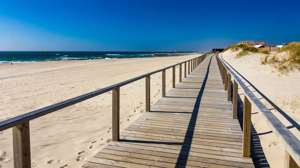 Wooden path at Costa Nova d'Aveiro, Portugal, over sand dunes wi — Stock Photo, Image