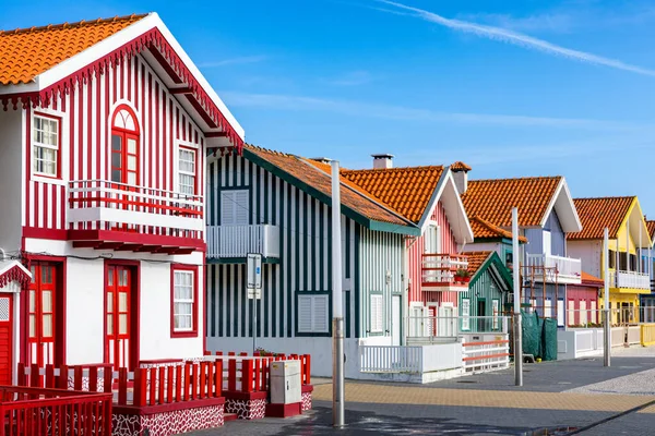 Ulice s pestrým domečky v Costa Nova, Aveiro, Portugalsko. Str — Stock fotografie