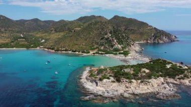 Sardunya Maliyeti: Punta Molentis Yarımadası. Punta Molentis, Villasimius, Sardinya, İtalya 'daki güzel sahil manzarası. Punta Molentis, Sardunya Adası, İtalya 'da kumlu sahili olan güzel bir koy..