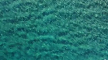 Sakin Berrak Deniz Suyu Arka Plan. Sakin Deniz Suyu Arka Plan. Mükemmel kristal berraklığında mavi turkuaz su havadan görüntüleri. Kristal berraklığında mavi su yüzeyinin üst görünümü.