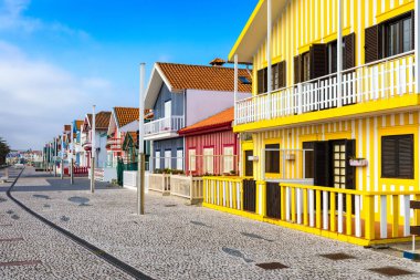 Costa Nova, Aveiro, Portekiz renkli evler ile Sokak. Str