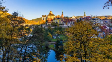 Renkli şehir ve kale Loket Eger Nehri üzerinde yakınındaki Ka