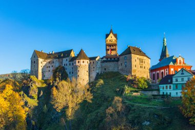 Renkli kasabada Loket sonbahar Sokolov Dis Eger Nehri üzerinde
