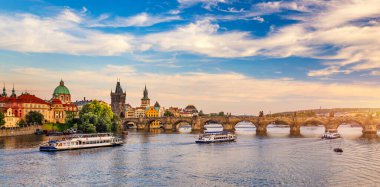 Vltava Nehri 'nin manzarası ve Prag' ın tarihi merkezi bui