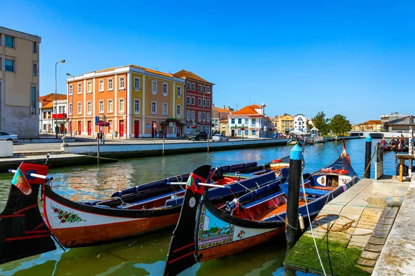 Barcos tradicionales en el canal en Aveiro, Portugal. Mol colorido — Foto de Stock