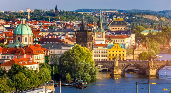 Scenic view of the Old Town pier architecture and Charles Bridge — Stock Photo, Image