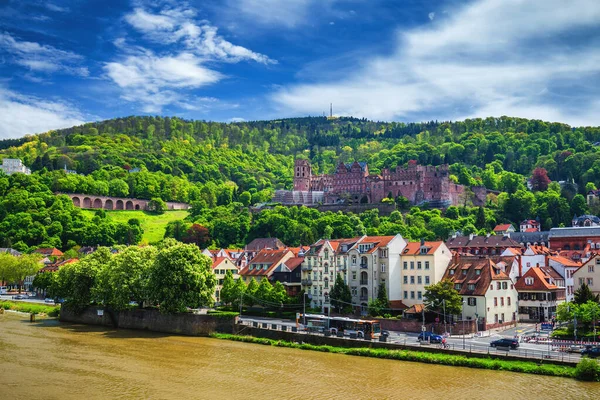 Miasta Heidelberg z słynny Stary Most i zamek w Heidelbergu — Zdjęcie stockowe