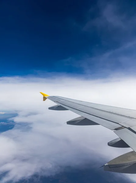 Vliegtuig ramen uitzicht boven de aarde op oriëntatiepunt naar beneden. View fro — Stockfoto