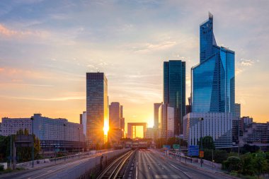 La Defense Finans Bölgesi Paris Fransa gün batımında. Gökdelen
