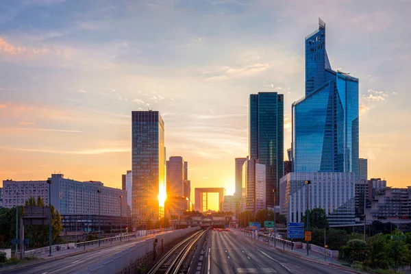 La Defense Financial District Paris Francja o zachodzie słońca. Wieżowiec — Zdjęcie stockowe