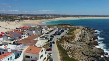 Portekiz'in batı kıyısında okyanus kıyısında ada Baleal naer Peniche havadan görünümü. Baleal Portekiz inanılmaz plaj ve sörfçü ile. Baleal, Portekiz'in havadan görüntüleri. 4k kalite