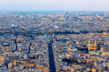 Aziz Sulpice Kilisesi güneş tarafından vurgulanır. Dahili 1754 Eglis