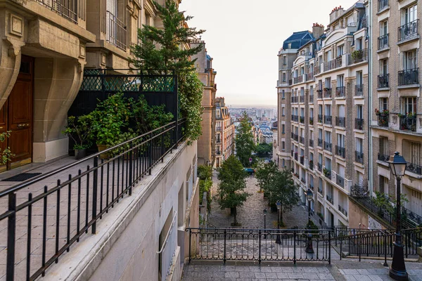 Montmartre distrito de París. Mañana Montmartre escalera en Pa — Foto de Stock