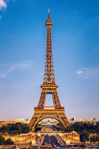 Torre Eiffel en verano, París, Francia. Panorama escénico del Ei — Foto de Stock