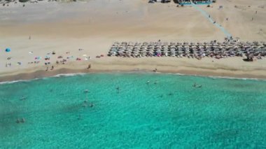 Girit, Yunanistan'da Falassarna plaj havadan görünümü, Falassarna plaj Girit, 4k havadan görünüm plaj çok ünlü bir turistik yerdir. Ünlü Falasarna (Ayrıca Falassarna veya Phalasarna olarak da bilinir).