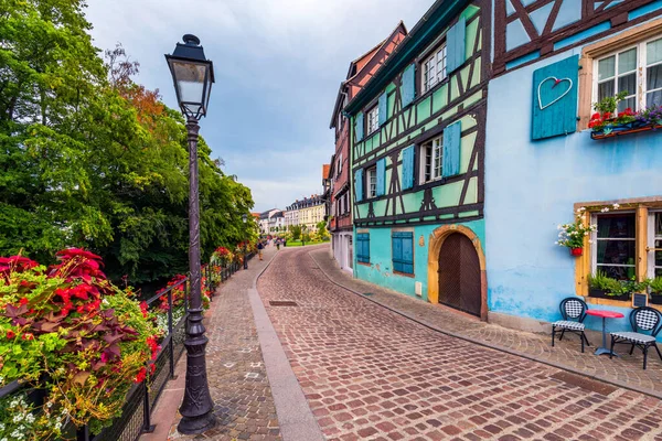 Colmar, Alsace, Franciaország. Petite Venice, vízcsatorna és a hagyomány — Stock Fotó