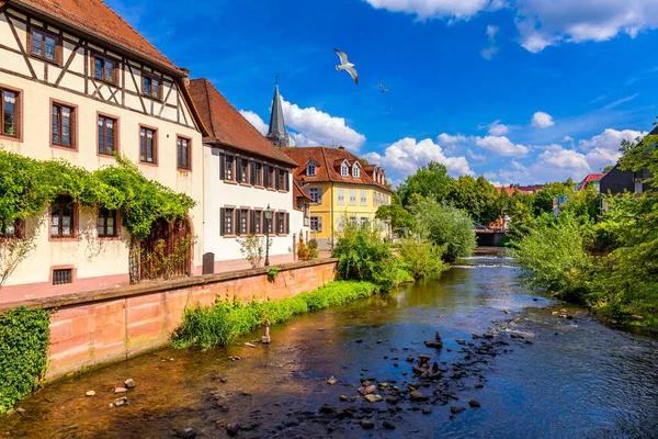 Ciudad vieja de Ettlingen en Alemania con un río y una iglesia. Vista panorámica —  Fotos de Stock