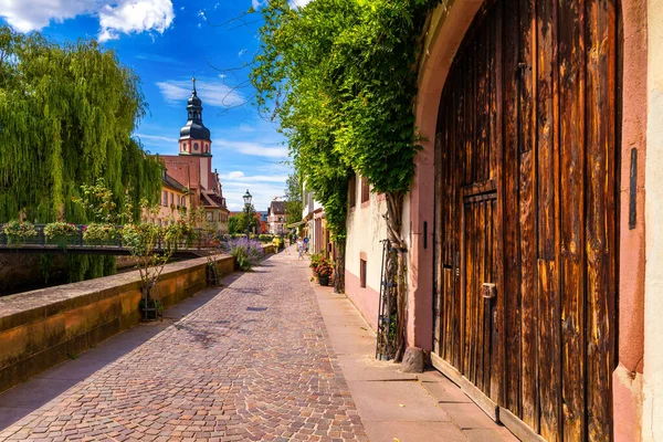 Staré město Ettlingen v Německu s řekou a kostelem. Prohlédni — Stock fotografie