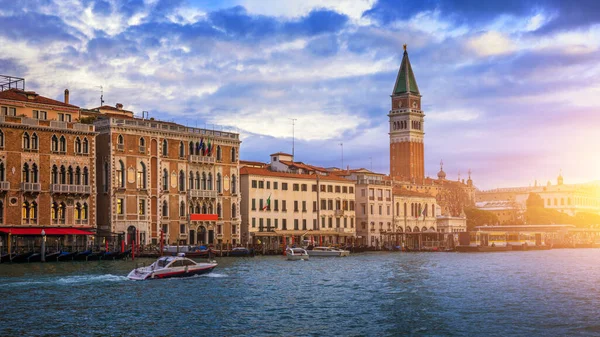 Campanile ve Venedik Valisinin Venedik 'teki San Marco meydanındaki sarayı — Stok fotoğraf