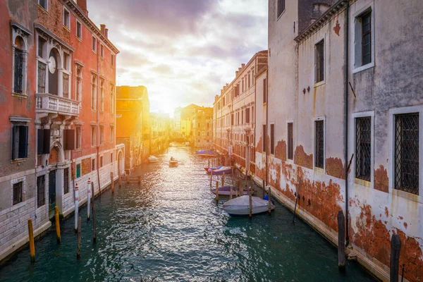 Vista para o canal de rua em Veneza, Itália. Fachadas coloridas de o — Fotografia de Stock