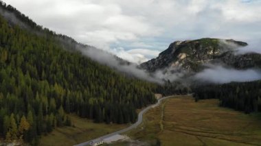 Sonbahar dağlarındaki hava görüntüleri. İtalya, Dolomitler. Sonbaharda hava görüntüleri, Dolomitler dağları. İtalya 'nın Dolomitler Dağları' ndaki güzel sonbahar manzarası.