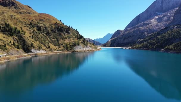 Přehrada jezera Fedaia (jezero Fedaia), umělé jezero nedaleko Canazei, ležící na úpatí Marmolada Masif, Dolomitů, Trentina. Letecký Drone pohled na přehradu Fedaia ve Dolomitech v Itálii. — Stock video