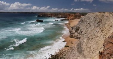 Cape Sagres, Algarve, Portekiz 'deki Praia do Tonel (Tonel plajı) panorama manzarası. Praia Do Tonel, Alentejo, Portekiz plajı. Praia Do Tonel sahilinde okyanus dalgaları. Sagres Kalesinden Görünüm.