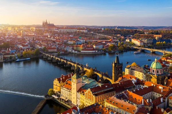 Prager Rundumblick per Drohne auf die Stadt Prag an der — Stockfoto