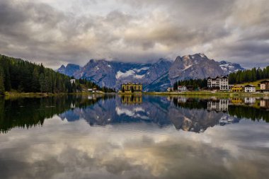 Dolomitlerdeki Misurina Gölü 'nden Tre Cime di Lavaredo tepeleri görüldü.,