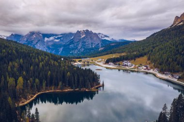Dolomitlerdeki Misurina Gölü 'nden Tre Cime di Lavaredo tepeleri görüldü.,