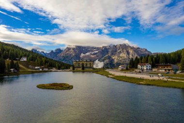 Misurina Gölü veya Lago di Misurina İtalya. Perçinli Misurina Gölü