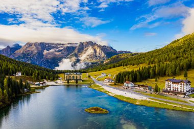 Dolomitlerdeki Misurina Gölü 'nden Tre Cime di Lavaredo tepeleri görüldü.,