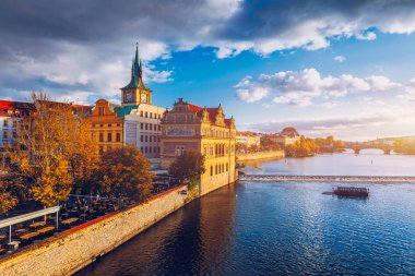 Prag Kalesi, Charles Köprüsü ve Vltava Nehri 'ndeki tekneler. Vie