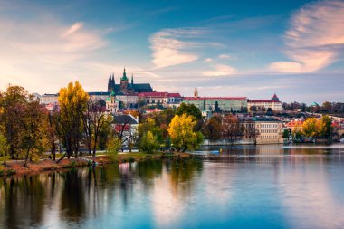 Prag'da Vltava nehri üzerindeki Charles köprüsüne sonbahar manzarası, Çek R
