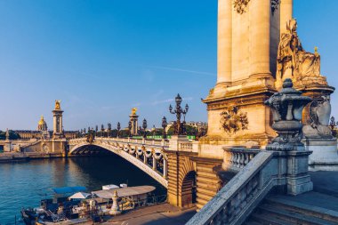 Pont Alexandre Iii Köprüsü, güneşli bir yaz günü Seine nehri üzerinde.